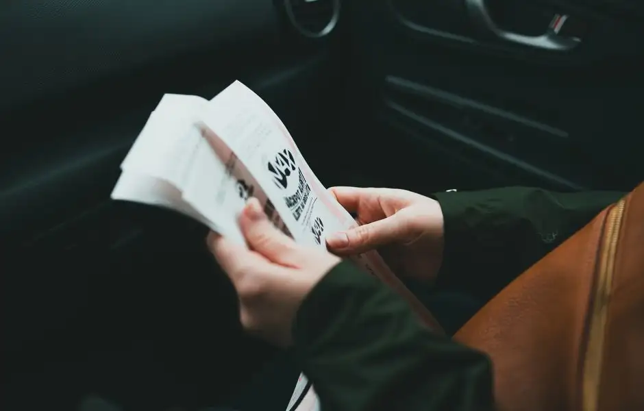 Un foyer compare plusieurs devis d’assurance sur une table, calculatrice et graphiques de prix.