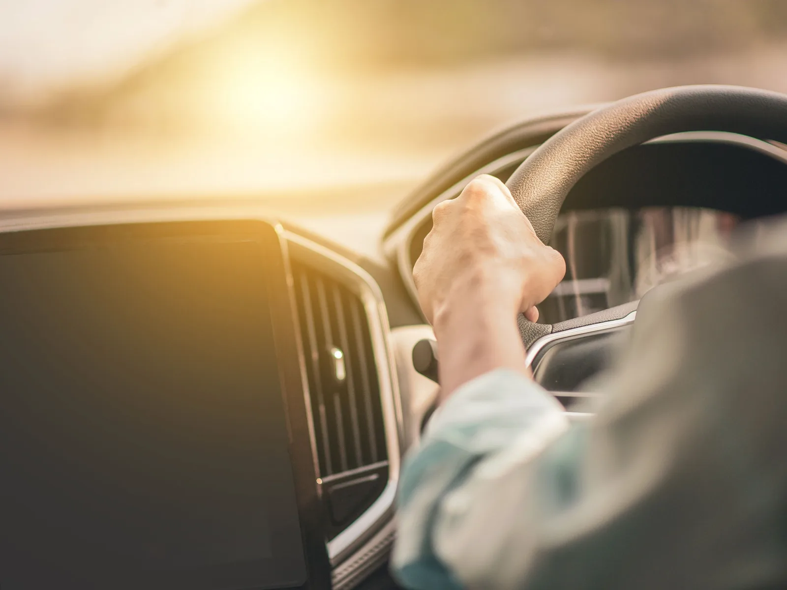 Conducteur au volant de sa voiture